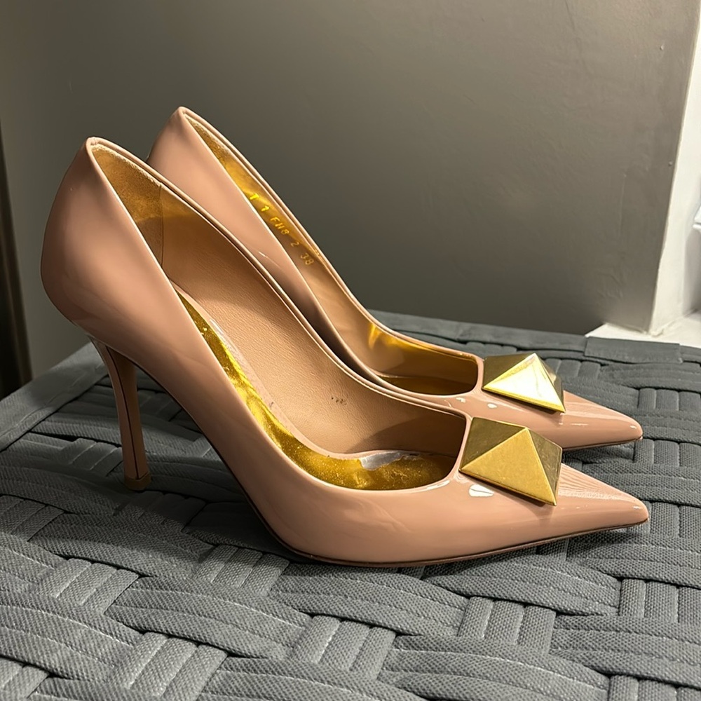 Valentino pump big stud